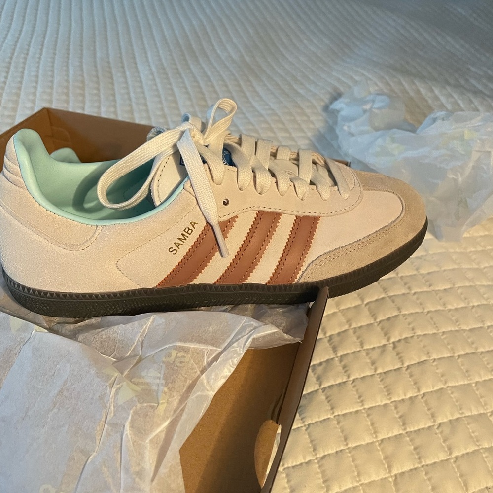 Adidas Samba OG Crystal White / Clay Strata / Gum
Men’s 7.5 / Women’s 8.5
